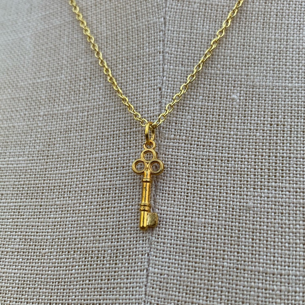 NWT Sterling Silver Plated 2-Tone Gold Chain & Mini Key Charm Necklace - Picture 5 of 15